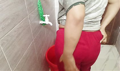 Bangladeshi beautiful girl shower clear video.